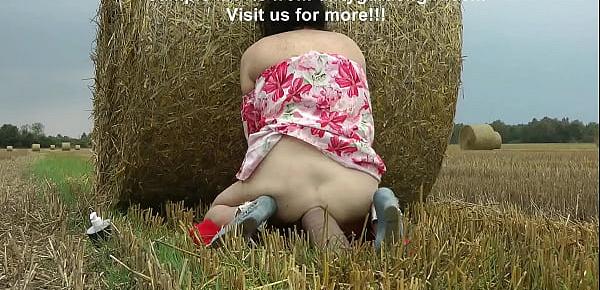  Dirtygardengirl destroy her ass near bale of hay in public